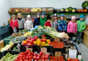 Dzieci w sklepie owocowo-warzywnym.