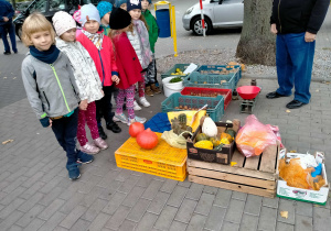 Dzieci na bazarku owocowo-warzywnym.