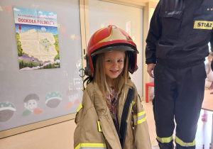 Dziecko w stroju strażaka