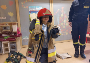 Dziecko w stroju strrażaka
