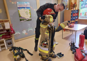 Dziecko w stroju strażaka