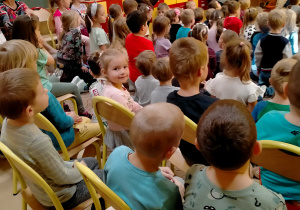 Dzieci oglądają Cza-czę w wykonaniu tancerzy.
