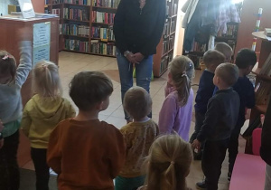 Pani bibliotekarka opowiada dzieciom o książkach