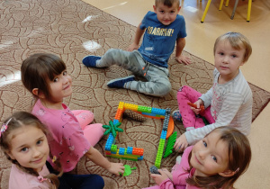 Dzieci podczas zabaw konstrukcyjnych.
