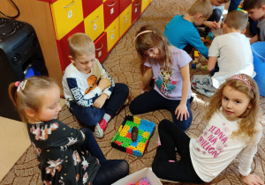 Dzieci podczas zabawy z klockami.