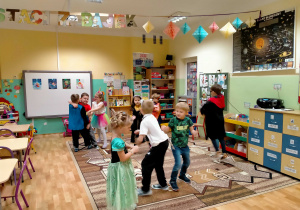 dzieci bawią się przy bajkowej muzyce.