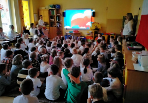 Dzieci oglądają bajkę edukacyjną pt." Polak mały".