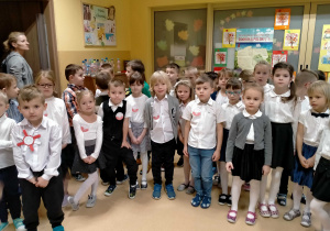 Dzieci ustawiły się do odśpiewania Hymnu Narodowego.