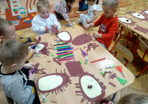 Dzieci wykonują pracę plastyczną Kolczastego jeża