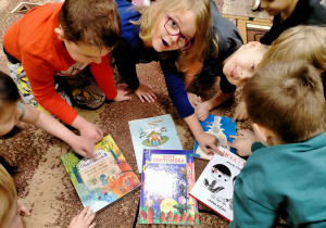 Dzieci oglądają książki Wandy Chotomskiej.