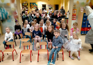 Dzieci i rodzice biorący udział w konkursie recytatorsko-teatralnym pt. : "Znane i lubiane wiersze Wandy Chotomskiej".