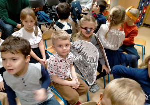 Dzieci biorące udział w konkursie recytatorsko-teatralnym pt. : "Znane i lubiane wiersze Wandy Chotomskiej".