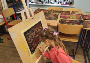 Dziewczynka maluje.
