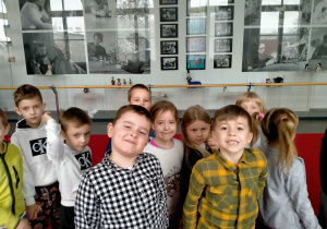 Dzieci stoją w korytarzu teatralnym.