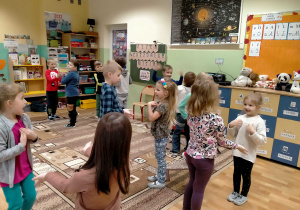 Dzieci tańczą w parach do utworu "Misie szare".