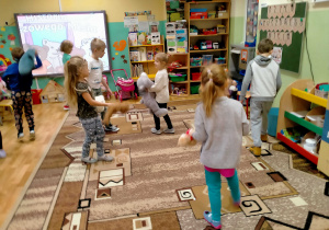 Dzieci tańczą ze swoimi misiami, przy utworach o "misiowej" tematyce.