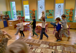Dzieci ustawione w "pociąg", poruszają się ze swoimi misiami po sali, przy piosence "Jedzie pociąg...".