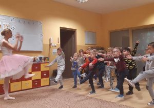Dzieci uczą się tańczyć
