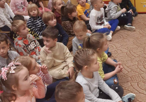 Dzieci słuchają opowiadania o balecie
