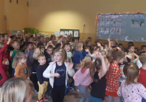 Dzieci tańczą przy muzyce