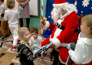 Chłopiec otrzymał prezent od Św. Mikołaja.