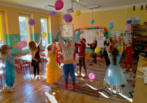 Dzieci tańczą podrzucając do góry balony.