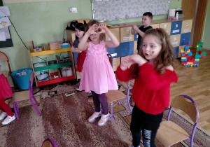 Dzieci bawią się w " Floor is lava" (podłoga to lawa).