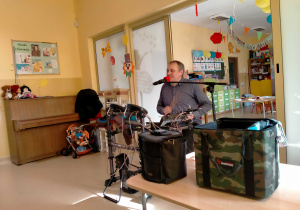 p. Piotr gra na perkusji i śpiewa piosenkę "Kaczka Dziwaczka".