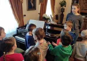 Dzieci oglądają fortepian.