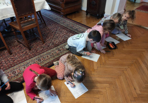Dzieci tworzą karty muzealne.