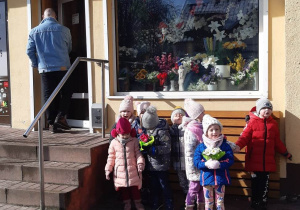 Dzieci przed kwiaciarnią