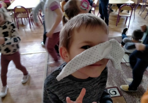 Chłopiec położył skarpetkę na nosie.