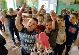 Dzieci założyły skarpetkę na dłoń.