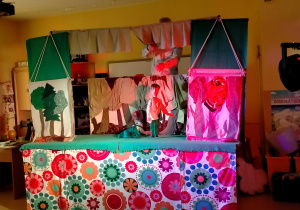 Na scenie występują marionetki Babci i Romusia.