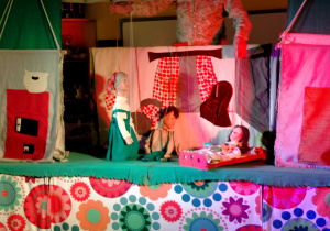 Na scenie występują marionetki Babci, Emilki i Romusia.