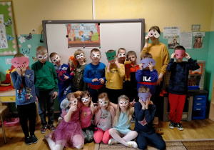 Grupowe zdjęcie w maskach i pacynkami z okazji "Dnia Teatru".