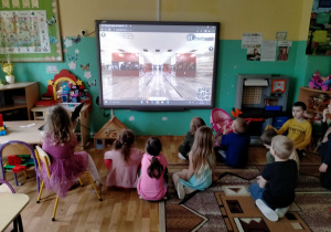 Dzieci wirtualnie zwiedzają Teatr Wielki w Łodzi.