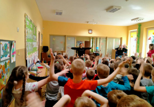 Dzieci wykonują taneczną rozgrzewkę.