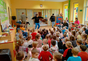Dzieci oglądają występ w w wykonaniu tancerzy hip-hopowych.