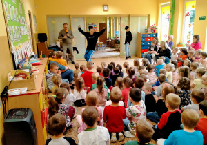 Dzieci oglądają występ w w wykonaniu tancerzy hip-hopowych.