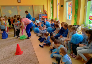 Dzieci kibicują kolegom i koleżankom podczas "Niebieskich Igrzysk".