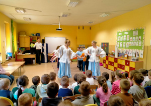 Tancerki uczą dzieci kroków Poloneza.