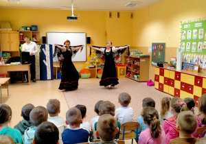 Tancerki demonstrują dzieciom Czardasza.