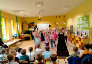 Tancerka uczy dziewczynki tańczyć Czardasza.