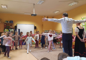 Dzieci uczą się tańca