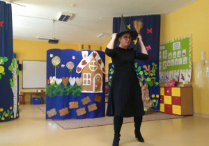 Nauczycielka w stroju czarownicy.