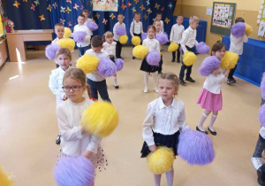 Dzieci tańczą wakacyjny taniec "Sofija" z pomponami.