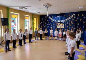 Dzieci śpiewają piosenki na zakończenie przedszkola.