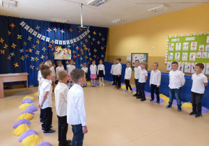 Dzieci śpiewają piosenki na zakończenie przedszkola.
