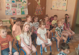 Dzieci z ciekawością oglądają przedstawienie